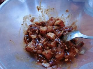 2、洛氏新煮义--烧烤黑椒猪肉VS烧烤孜然鱿鱼,大概腌渍十分钟左右，把猪肉切块，然后再放入李锦记的黑椒汁腌渍十五分钟左右