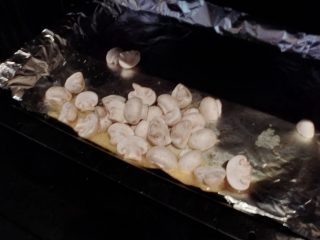 3、洛氏新煮义--烧烤黑椒猪肉VS烧烤孜然鱿鱼,烤箱先预热，然后200度化黄油，加入切块的小口蘑