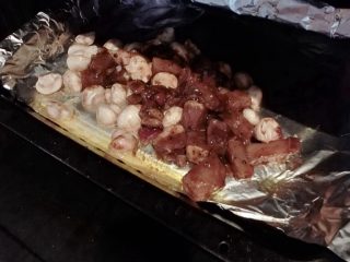 4、洛氏新煮义--烧烤黑椒猪肉VS烧烤孜然鱿鱼,等大概3分钟后，放入腌好的猪肉块