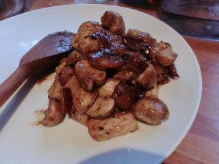 7、洛氏新煮义--烧烤黑椒猪肉VS烧烤孜然鱿鱼,烤好了～味道真心赞～黑椒味好浓郁，记得面上再撒些黑椒粉