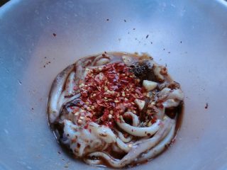 8、洛氏新煮义--烧烤黑椒猪肉VS烧烤孜然鱿鱼,接下来，做孜然鱿鱼须，腌渍鱿鱼须的东西比较多，生抽，料酒，老抽，孜然粉，辣椒粉，蚝油和盐