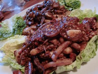 13、洛氏新煮义--烧烤黑椒猪肉VS烧烤孜然鱿鱼,孜然鱿鱼也出炉啦，面上再撒些辣椒和孜然粉