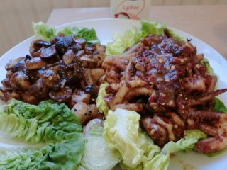 14、洛氏新煮义--烧烤黑椒猪肉VS烧烤孜然鱿鱼,放生菜首先是为了防止多余的汤汁混窜，结果发现，吃完之后，生菜还可以配合汤汁一起，做个辣口的生菜沙拉，超赞