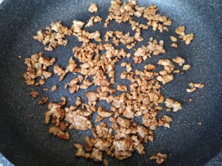 6、肉末豆角,炒好的肉馅盛出备用。