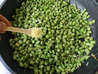 10、肉末豆角,加适量盐和鸡精翻炒均匀。