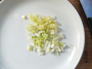 6、宫保鸡丁,再切点葱姜末，也可以切大一点的葱段。