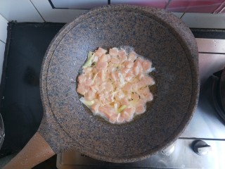 8、宫保鸡丁,起锅倒油，小火，油热后把鸡丁放进去滑炒