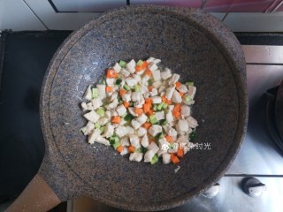 9、宫保鸡丁,当鸡丁颜色发白，快熟的时候，把胡萝卜，黄瓜也倒进去用热油烫一下。