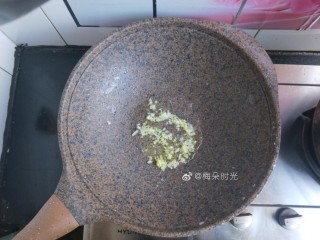 11、宫保鸡丁,锅内另外倒油，放入葱姜末炒香，吃辣的朋友另外放入干辣椒段。（我家人不吃辣，所以没有放）