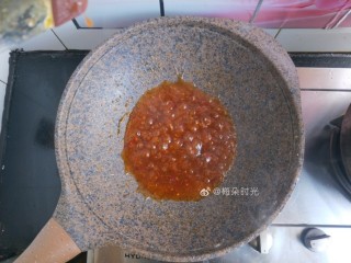 14、宫保鸡丁,倒入调好的汁，烧一下，开始冒泡泡，就可以倒鸡丁了