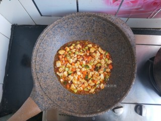 15、宫保鸡丁,倒进去翻拌均匀，大火翻炒一分钟收一下汤汁