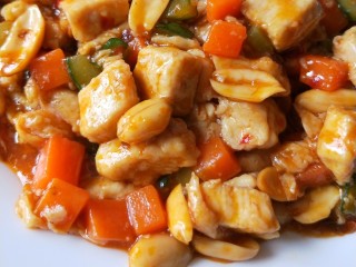 18、宫保鸡丁,成品，色泽鲜亮，咸甜适中。