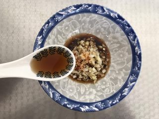 4、酸辣厥根粉,加入两勺的醋