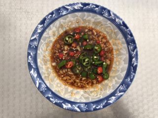 6、酸辣厥根粉,最后加入适量的青红辣椒段，搅拌均匀备用