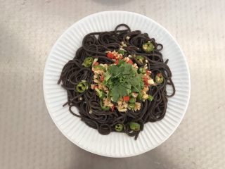 10、酸辣厥根粉,撒上适量的香菜