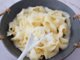 6、简易版油泼面,加入鸡精