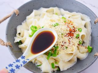 11、简易版油泼面,加入生抽