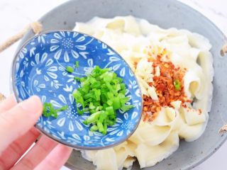 9、简易版油泼面,加入葱花