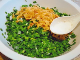 7、韭菜鸡蛋饼,韭菜里加入虾皮，盐，十三香，鸡精，香油