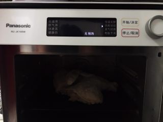 3、藤椒风味手撕鸡の饺子皮卷饼,解冻好之后的鸡放入烤箱