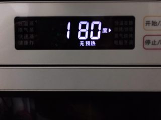 4、藤椒风味手撕鸡の饺子皮卷饼,180°烤25分钟