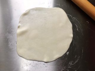 8、藤椒风味手撕鸡の饺子皮卷饼,一张饺子皮抹一点食用油，然后叠上一张饺子皮再抹一点食用油，以五张为一组，然后擀成薄饼