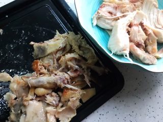 10、藤椒风味手撕鸡の饺子皮卷饼,这期间我们来把鸡肉和鸡骨分离，鸡骨可以加点青菜做成汤，之前已经发过菜谱，喜欢的宝宝们可以去找一下