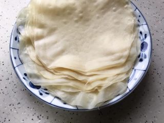 13、藤椒风味手撕鸡の饺子皮卷饼,待不烫手了就可以一张一张分开