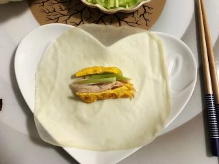 15、藤椒风味手撕鸡の饺子皮卷饼,饺子皮上放上鸡丝黄瓜和蛋皮