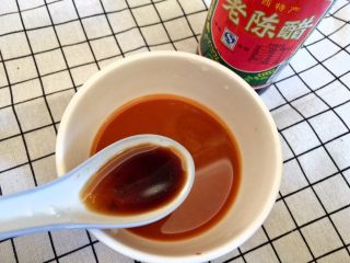 8、鱼香肉丝,1勺料酒，1勺香醋搅匀。