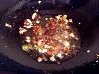 11、鱼香肉丝,加入豆瓣酱炒香。