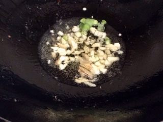 10、鱼香肉丝,锅内加适量食用油，葱，姜，蒜末爆香。