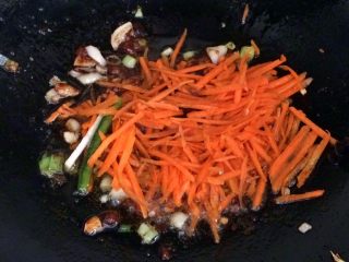 12、鱼香肉丝,加入胡萝卜丝。