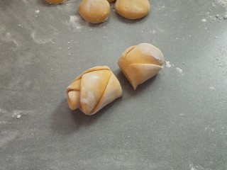 12、南瓜玫瑰馒头。,用刀朝筷子压印的地方一切为二，就成了两朵玫瑰