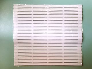 5、健康杂粮寿司,准备好寿司卷帘，害怕海苔卷破的小窍门就是在卷帘上铺一层保鲜膜。