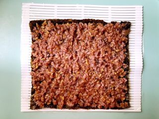 7、健康杂粮寿司,海苔上薄薄的平铺上拌好的杂粮饭。