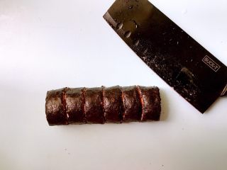 10、健康杂粮寿司,切的时候，菜刀记得蘸水，这样不容易切破哦。