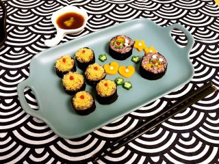 12、健康杂粮寿司,也可以在切好的寿司上面铺上少许肉松，点缀一点番茄酱即可，很可爱吧。