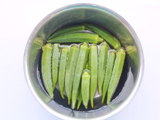 3、秋葵虾仁菌菇汤,秋葵盐水浸泡后搓洗干净绒毛。