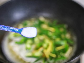 11、秋葵虾仁菌菇汤,出锅前加盐。