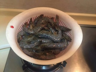 1、红焖油爆大虾????,买来大虾洗干净。
