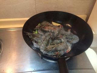 3、红焖油爆大虾????,先放入葱姜煸炒，再放入虾