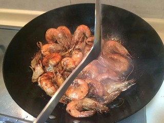 10、红焖油爆大虾????,放3勺糖。