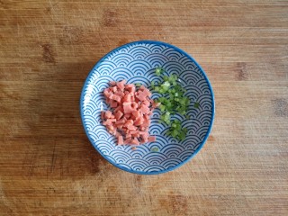 11、抱蛋馄饨——每天叫你的不是梦想,是早餐!,火腿片切碎,留出一点切碎的西芹。