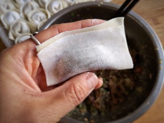 13、抱蛋馄饨——每天叫你的不是梦想,是早餐!,对折,留一点边(下面的皮略长一点)在两个角重合的地方抹一点水。