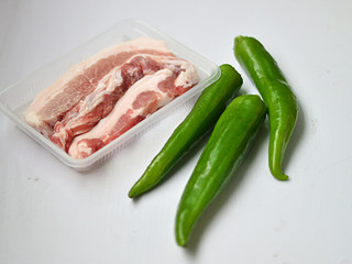 1、青椒酿肉,材料准备好