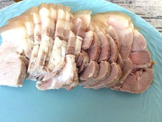 3、辣子蒜苗回锅肉,五花肉凉后切片备用