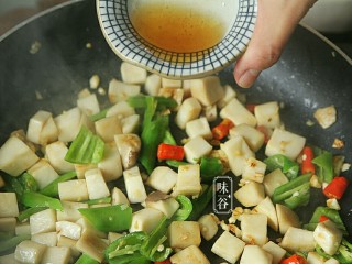 10、宫保杏鲍菇,倒入香油。