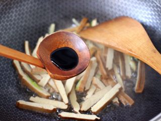 8、香干炒芹菜,加入生抽调味调色。