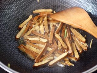 9、香干炒芹菜,大火继续翻炒均匀。